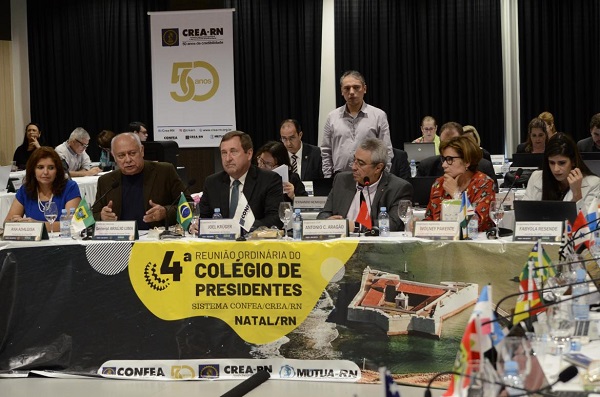 Da esq. p/ dir.: Ana Adalgisa Dias (Crea-RN), general Araújo Lima, presidente Joel Krüger, Aragão (Crea-PB), Giucélia Figueiredo (Mútua) e Fabyola Resende (Confea)