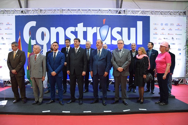 Autoridades e representantes das entidades prestigiaram a abertura da Construsul