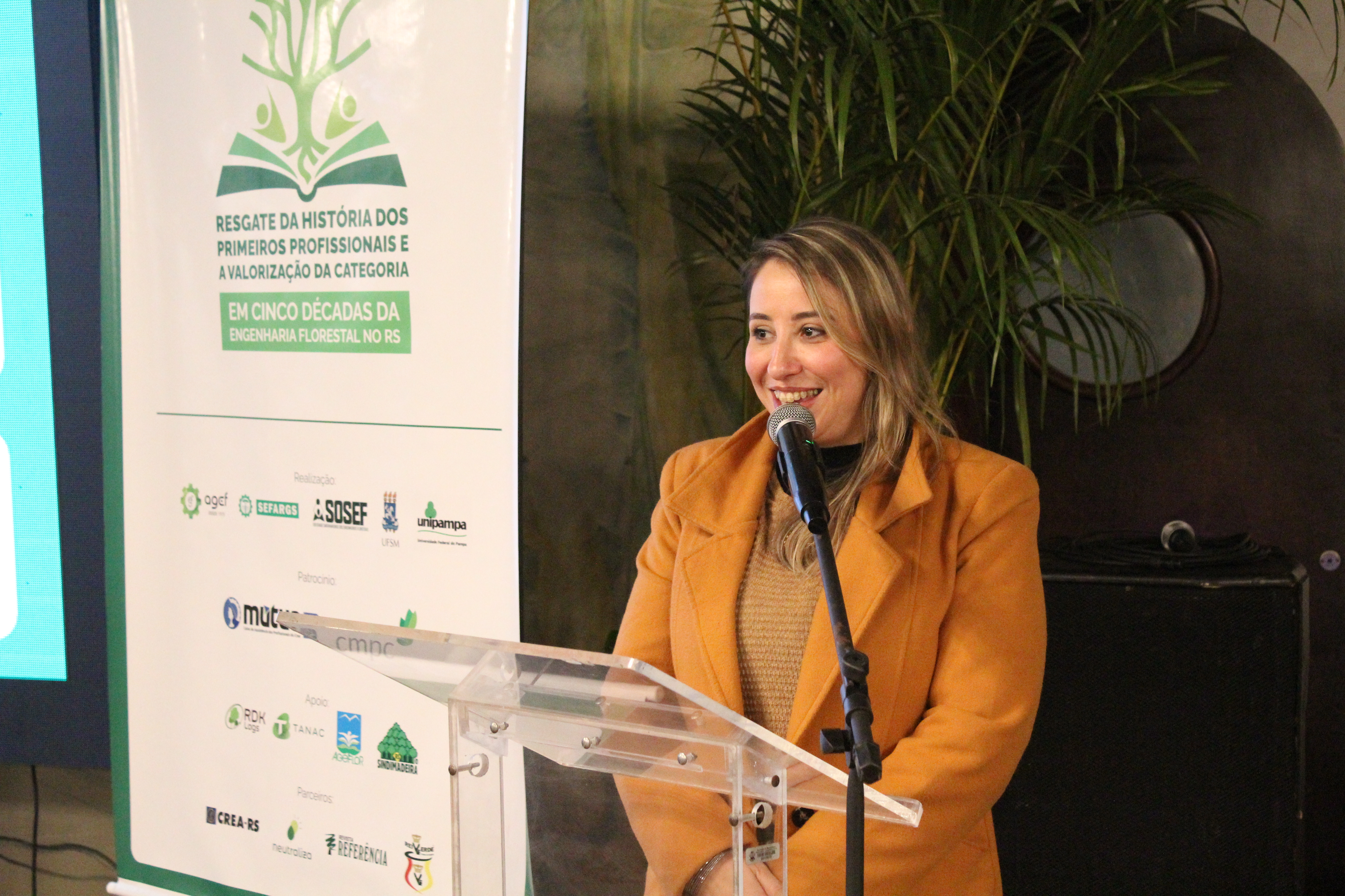 A Eng. florestal Miriam Souza representou a presidência do CREA-RS